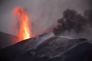 Zdjęcie - Wulkan Cumbre Vieja podczas erupcji w 2021 /MIGUEL CALERO /PAP/EPA
